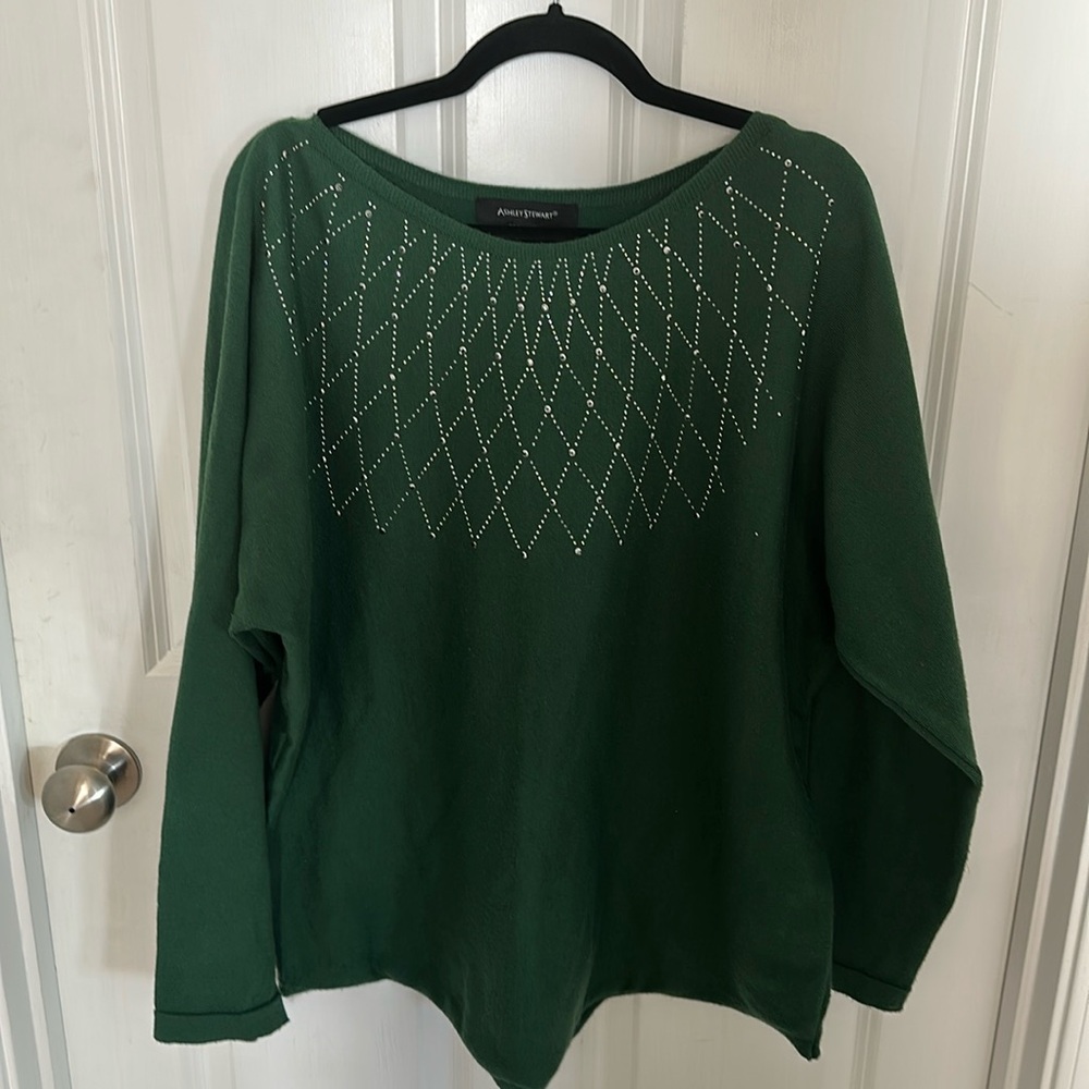Green sweater 
Silver bling design on front 
Long sleeves 
Great condition